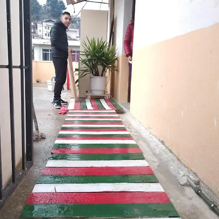 Hostel My In Μπεράτ
